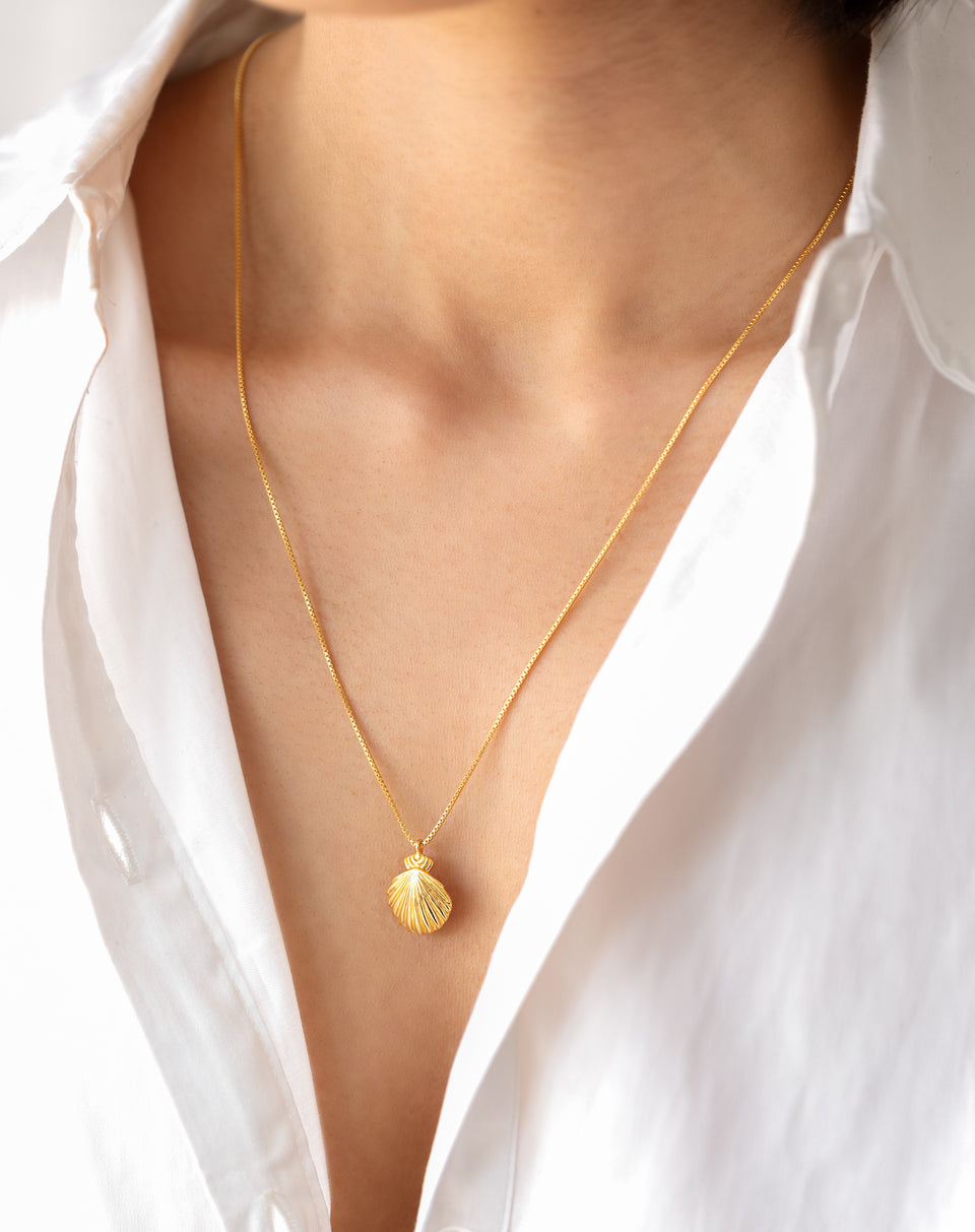 Beaches Shell Necklace Gold