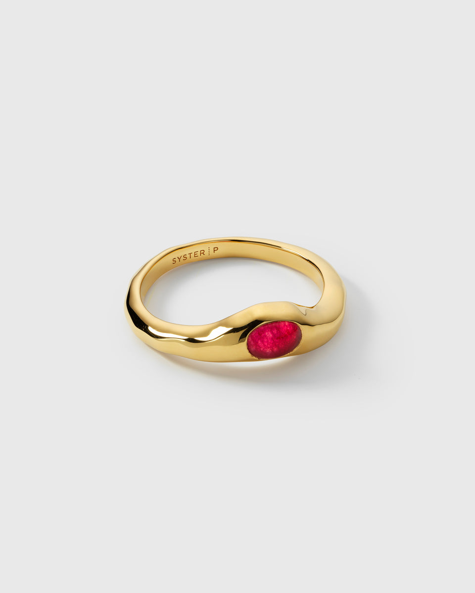 A Syster P Florentina ring in 18K gold-plated recycled sterling silver, featuring a wavy band and an inset oval pink quartz stone.