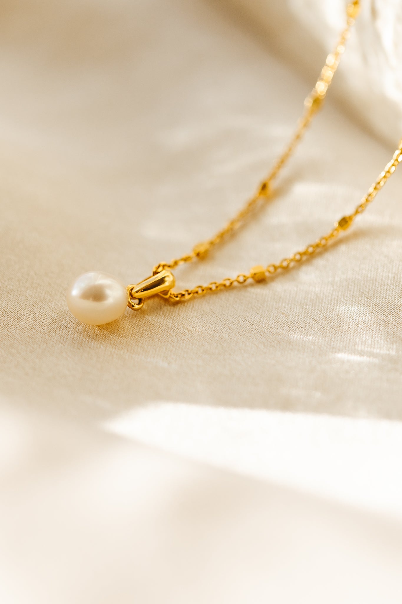 Gold chain with a teardrop-shaped freshwater pearl