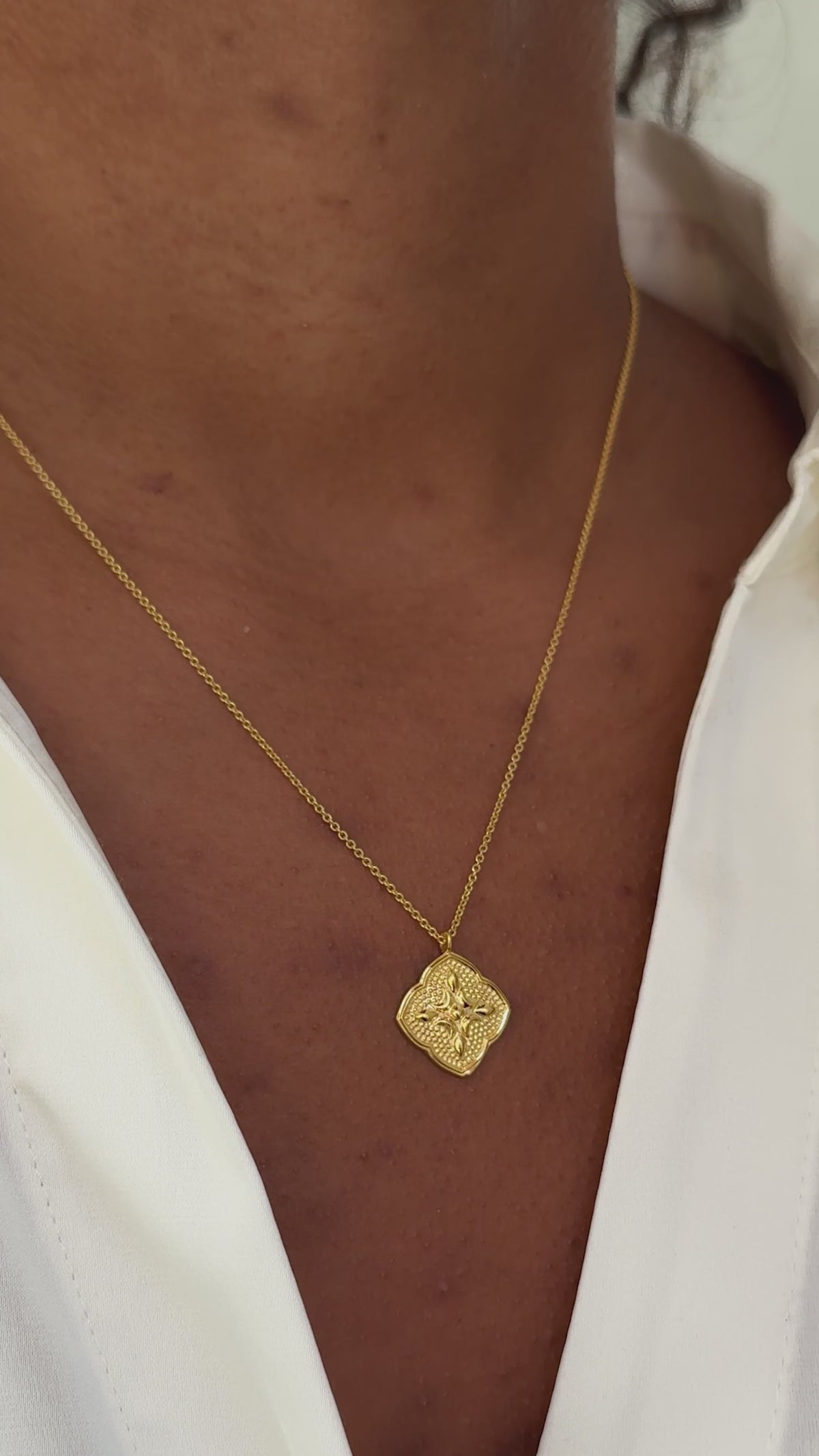 Luna Necklace Gold - In support of Kvinna till Kvinna | Syster P